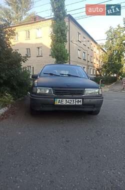 Ліфтбек Opel Vectra 1990 в Павлограді
