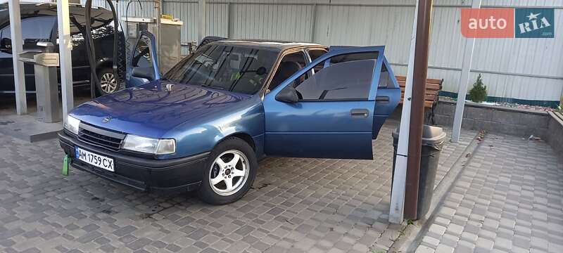 Седан Opel Vectra 1989 в Лохвице