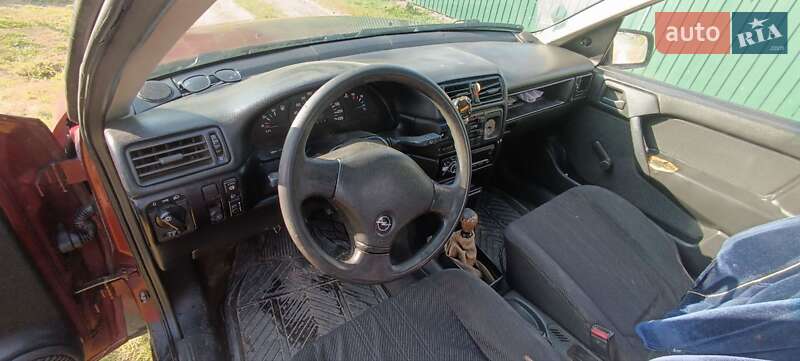 Седан Opel Vectra 1992 в Шпикове