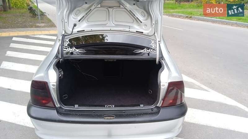 Седан Opel Vectra 1997 в Вознесенске