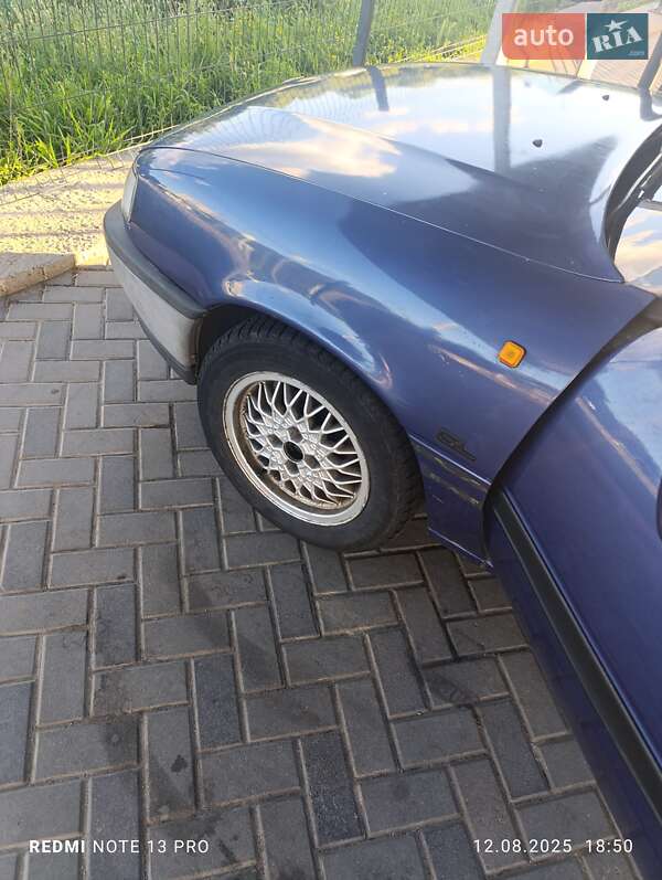 Седан Opel Vectra 1989 в Полтаві