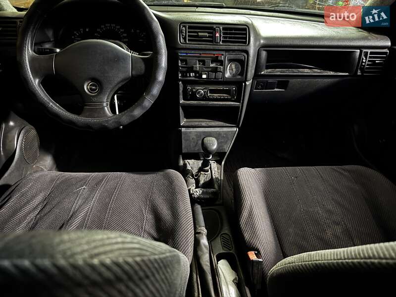 Лифтбек Opel Vectra 1989 в Прилиманском