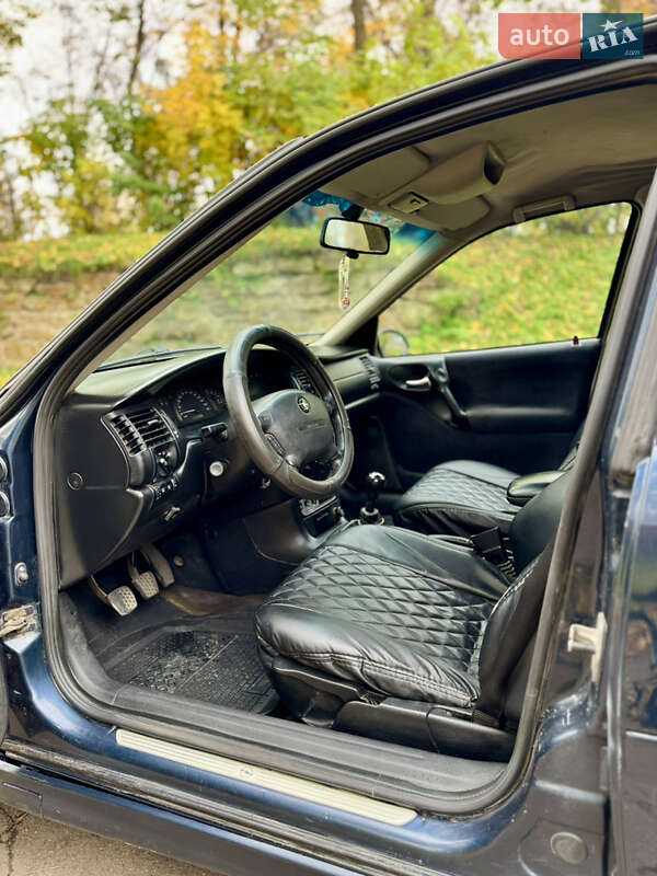 Седан Opel Vectra 2000 в Остроге