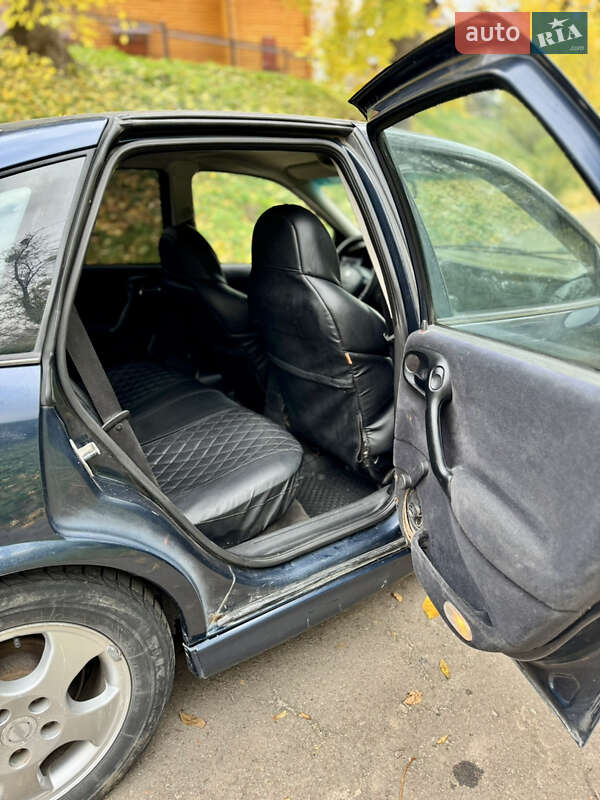 Седан Opel Vectra 2000 в Остроге