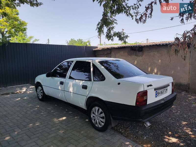 Седан Opel Vectra 1989 в Рені фото 3 Седан Opel Vectra 1989 в Рені