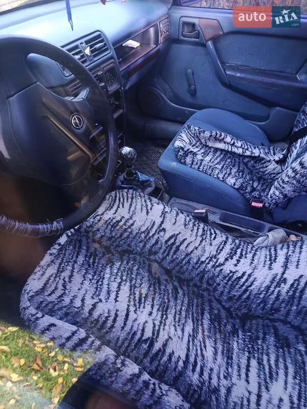 Седан Opel Vectra 1990 в Золочеві