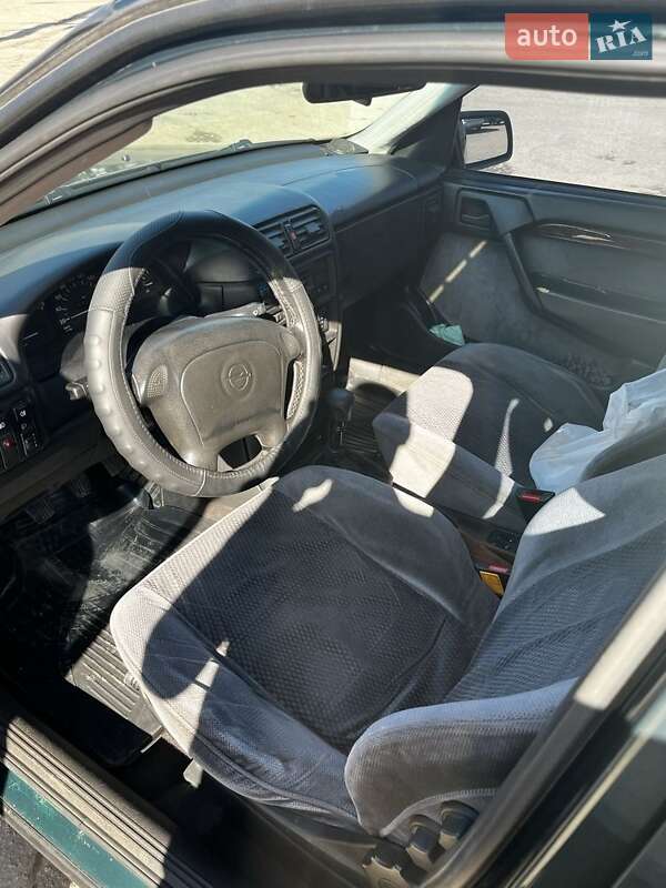 Седан Opel Vectra 1995 в Кривом Роге