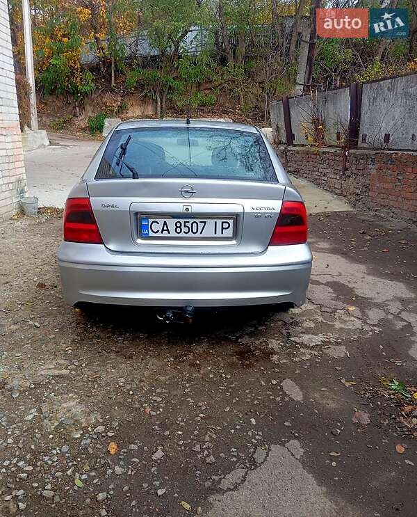 Лифтбек Opel Vectra 1999 в Каневе