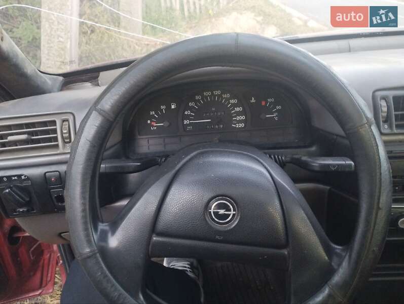 Седан Opel Vectra 1990 в Черняхове фото 3 Седан Opel Vectra 1990 в Черняхове