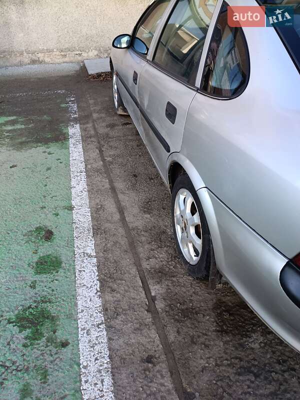 Седан Opel Vectra 1998 в Болехове