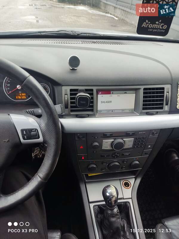 Лифтбек Opel Vectra 2004 в Вишневом