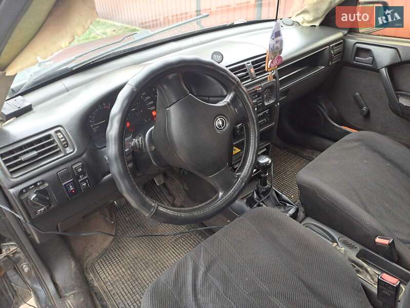 Седан Opel Vectra 1990 в Гадячі