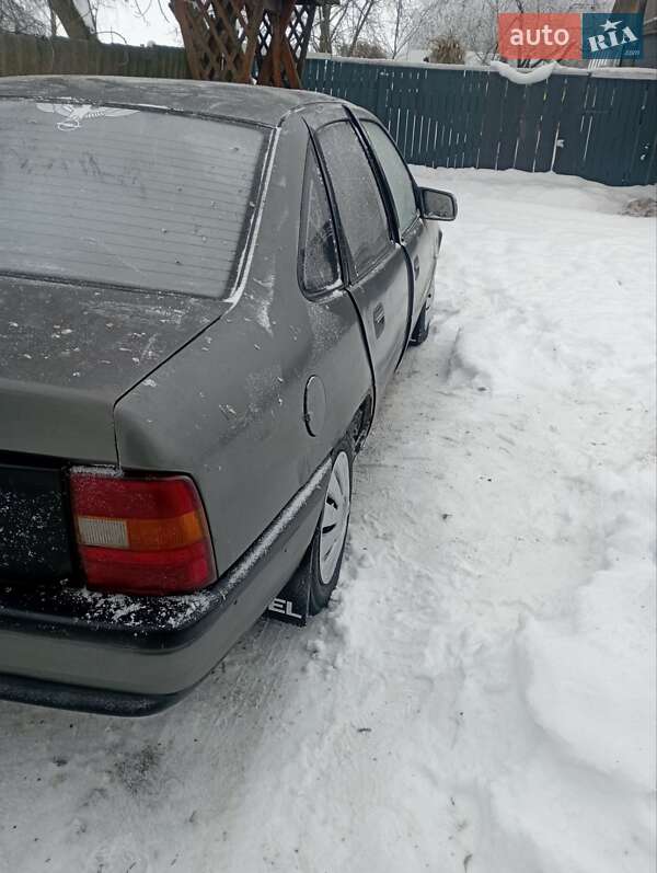Седан Opel Vectra 1989 в Корце фото 4 Седан Opel Vectra 1989 в Корце