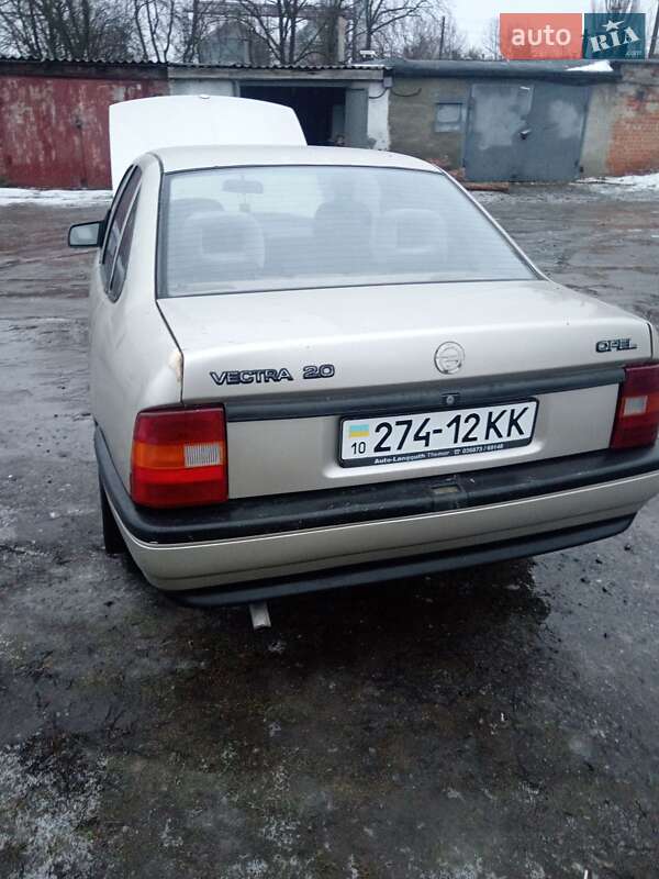 Седан Opel Vectra 1990 в Лубнах