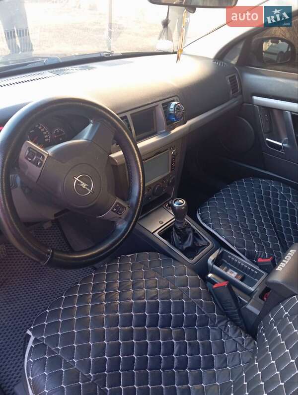 Седан Opel Vectra 2006 в Остроге