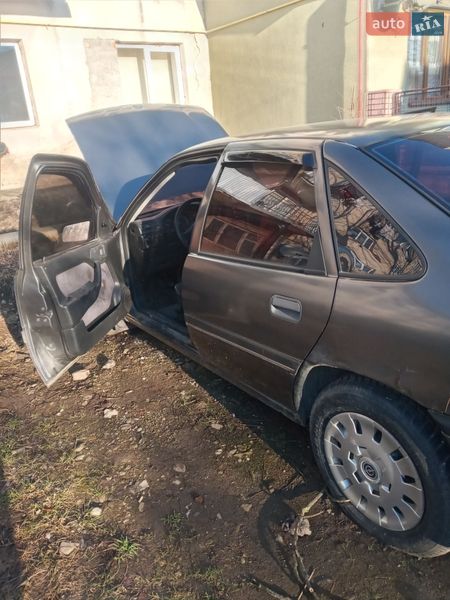 Седан Opel Vectra 1989 в Самборе