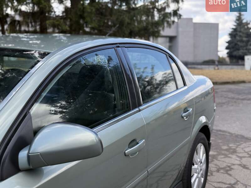 Седан Opel Vectra 2005 в Ровно