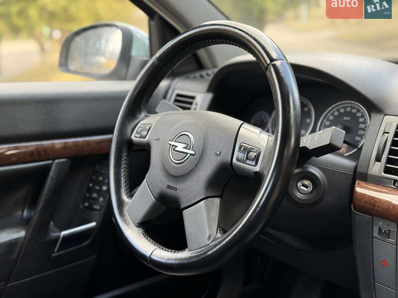 Седан Opel Vectra 2005 в Ровно
