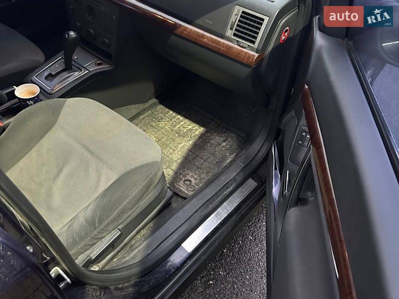 Седан Opel Vectra 2004 в Обухові