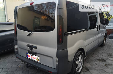 Грузопассажирский фургон Opel Vivaro 2003 в Николаеве