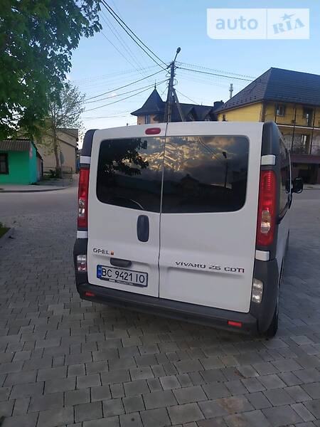 Грузопассажирский фургон Opel Vivaro 2011 в Львове