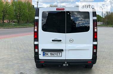 Грузопассажирский фургон Opel Vivaro 2015 в Дубно