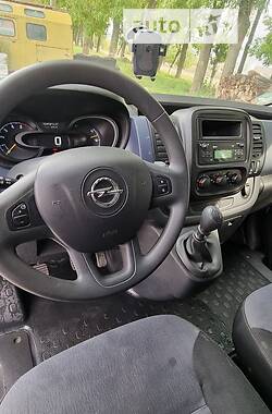 Мінівен Opel Vivaro 2015 в Чернівцях