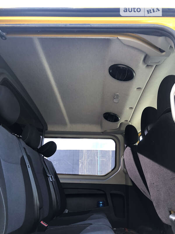 Вантажний фургон Opel Vivaro 2016 в Чернівцях