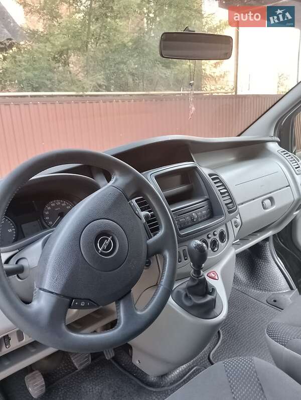 Минивэн Opel Vivaro 2011 в Новоселице