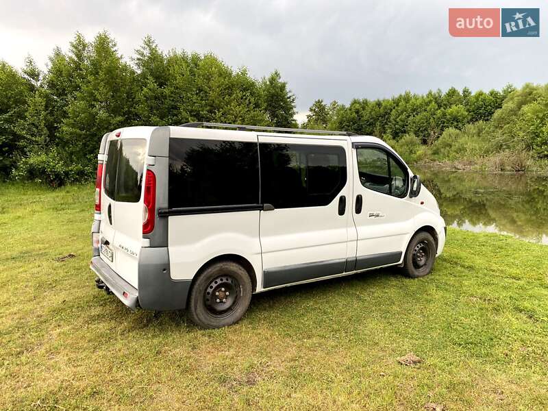 Минивэн Opel Vivaro 2011 в Цумани