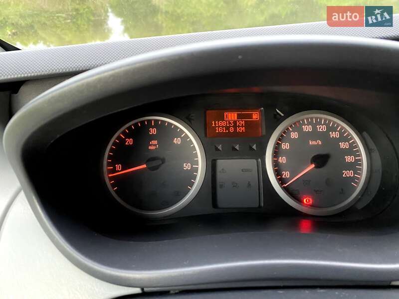 Минивэн Opel Vivaro 2011 в Цумани