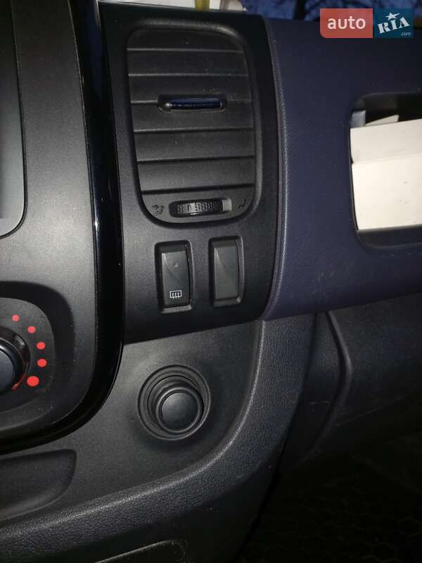 Мінівен Opel Vivaro 2016 в Благовіщенську