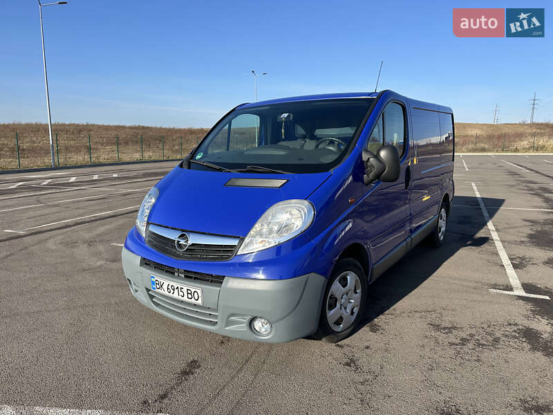 Вантажний фургон Opel Vivaro 2011 в Рівному