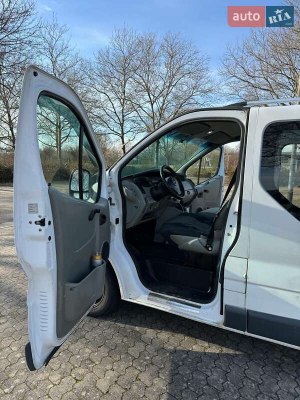 Грузовой фургон Opel Vivaro 2002 в Черновцах