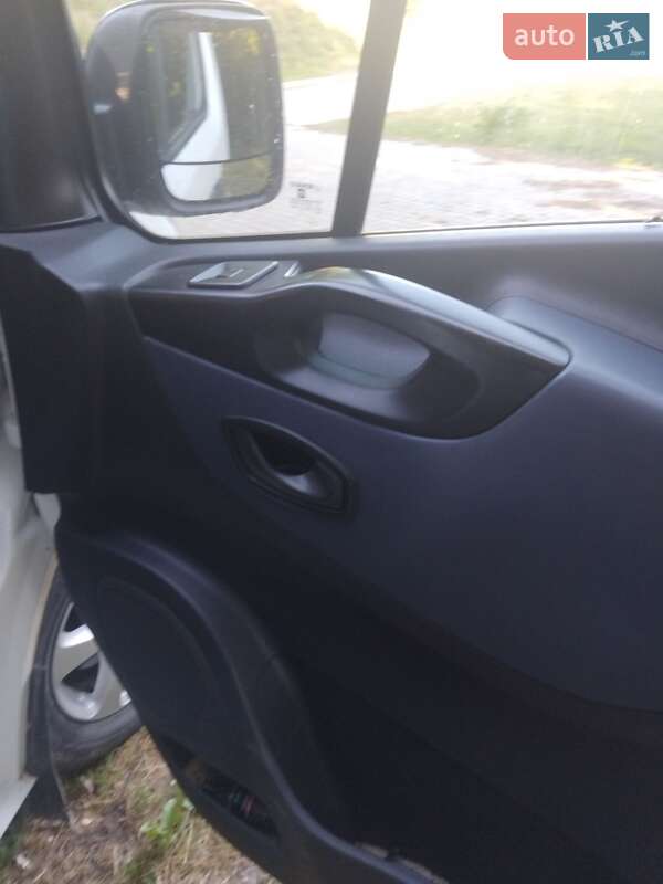 Мінівен Opel Vivaro 2015 в Львові