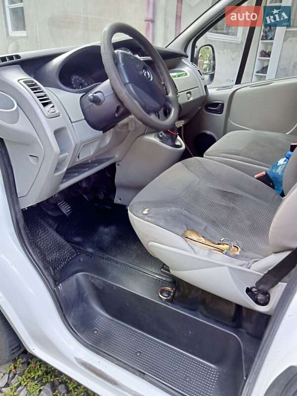 Вантажопасажирський фургон Opel Vivaro 2012 в Ужгороді