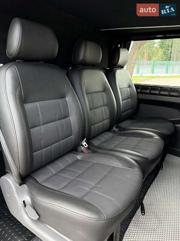 Вантажопасажирський фургон Opel Vivaro 2016 в Вараші