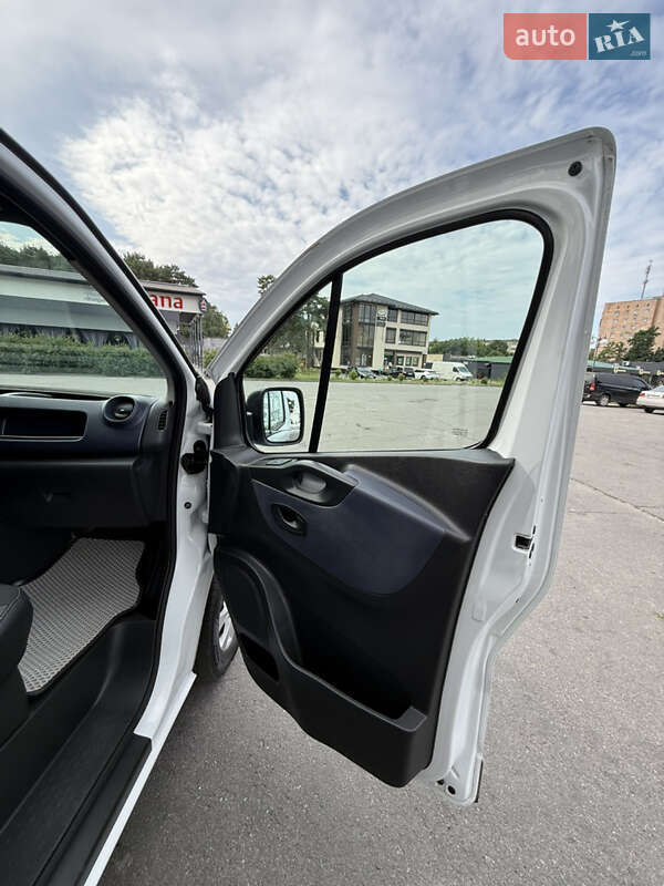 Вантажопасажирський фургон Opel Vivaro 2016 в Вараші