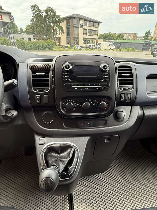 Вантажопасажирський фургон Opel Vivaro 2016 в Вараші