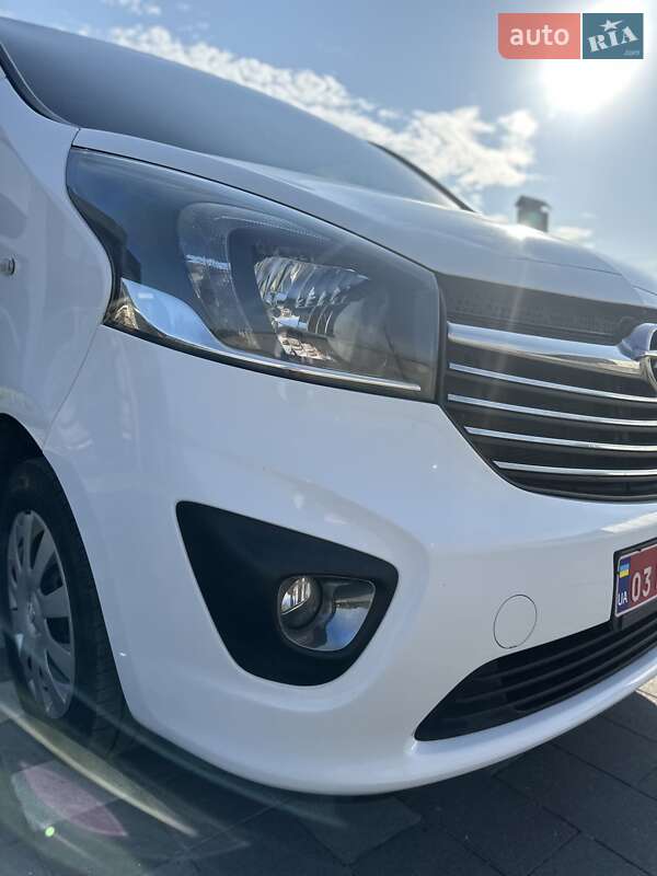 Вантажний фургон Opel Vivaro 2015 в Стрию