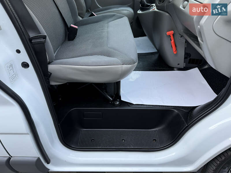 Грузовой фургон Opel Vivaro 2013 в Черновцах