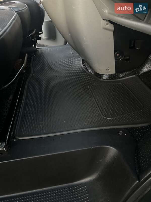 Минивэн Opel Vivaro 2005 в Ровно