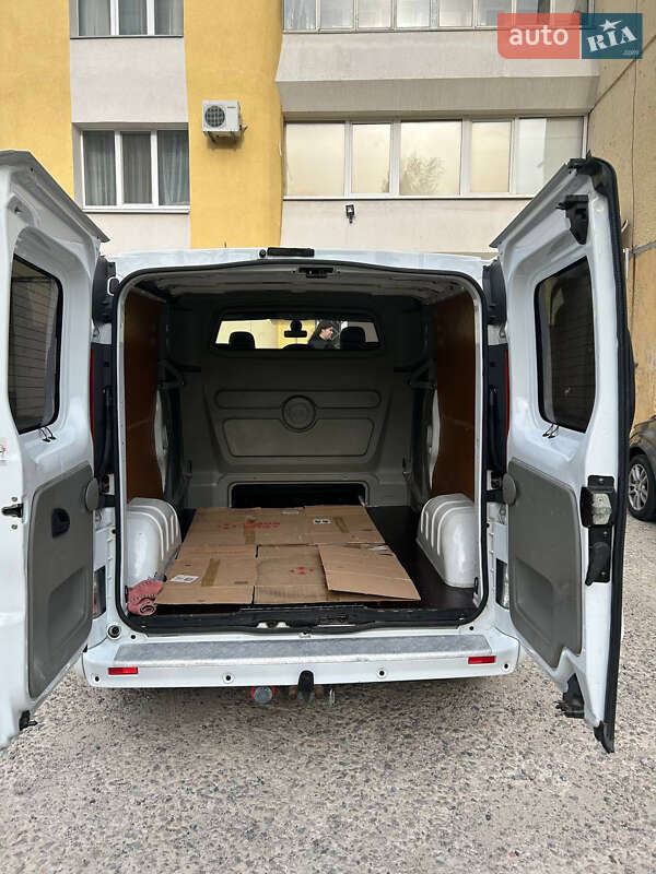Грузопассажирский фургон Opel Vivaro 2011 в Сумах