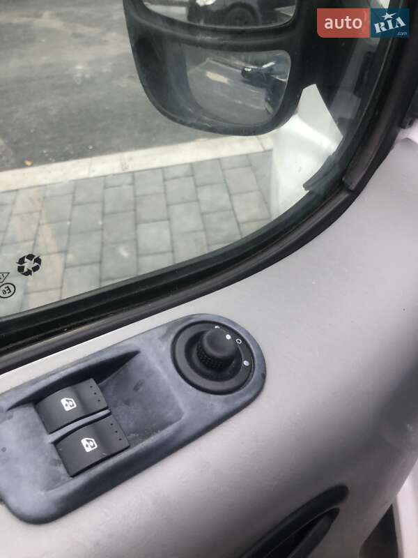 Мінівен Opel Vivaro 2004 в Дніпрі