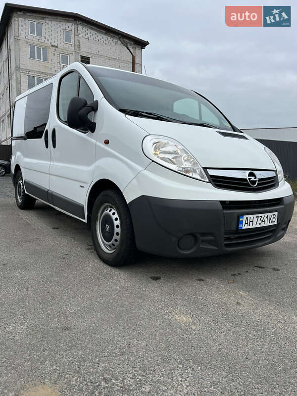 Вантажопасажирський фургон Opel Vivaro 2013 в Києві