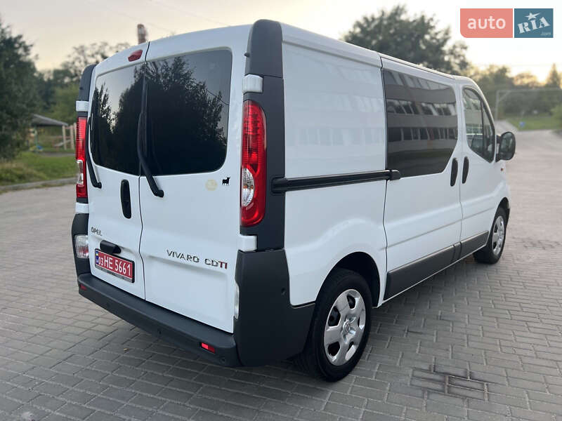Вантажний фургон Opel Vivaro 2013 в Рівному