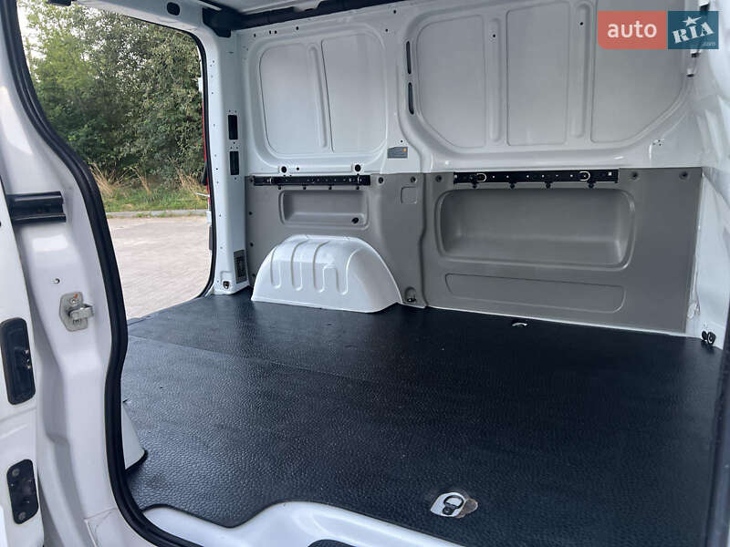 Вантажний фургон Opel Vivaro 2013 в Рівному