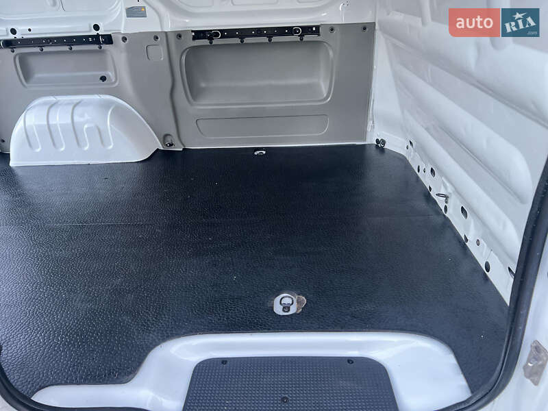 Вантажний фургон Opel Vivaro 2013 в Рівному