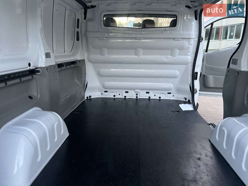 Вантажний фургон Opel Vivaro 2013 в Рівному
