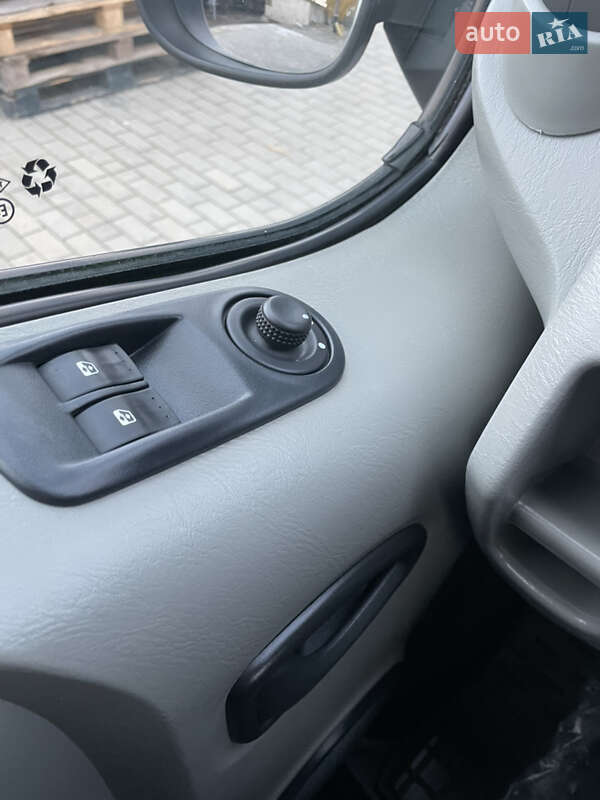 Минивэн Opel Vivaro 2012 в Дубно